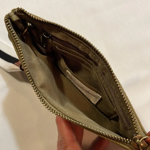 UNIVERSAL THREAD Green zippered wristlet - Picture 4 of 11